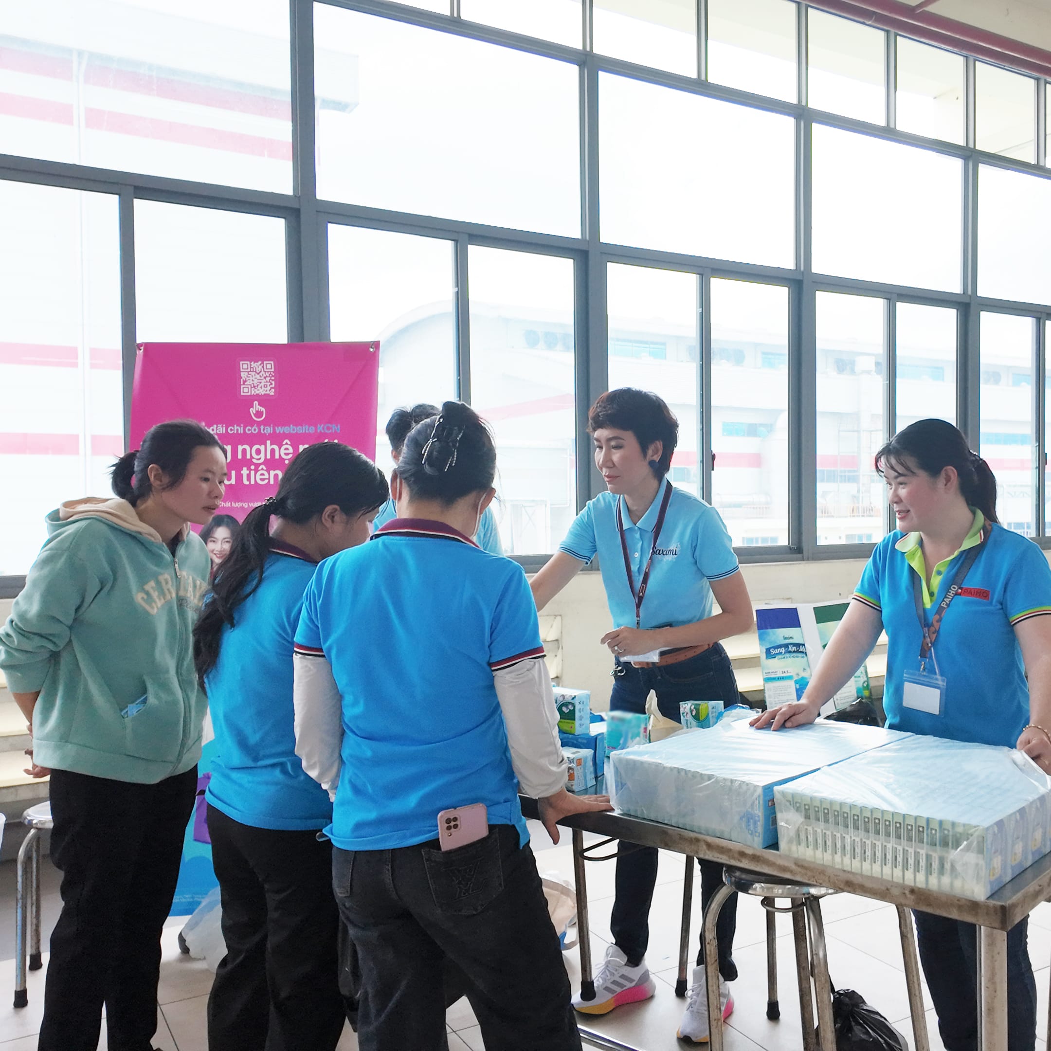 Khu vực nhận quà xem test sản phẩm băng vệ sinh Saximi