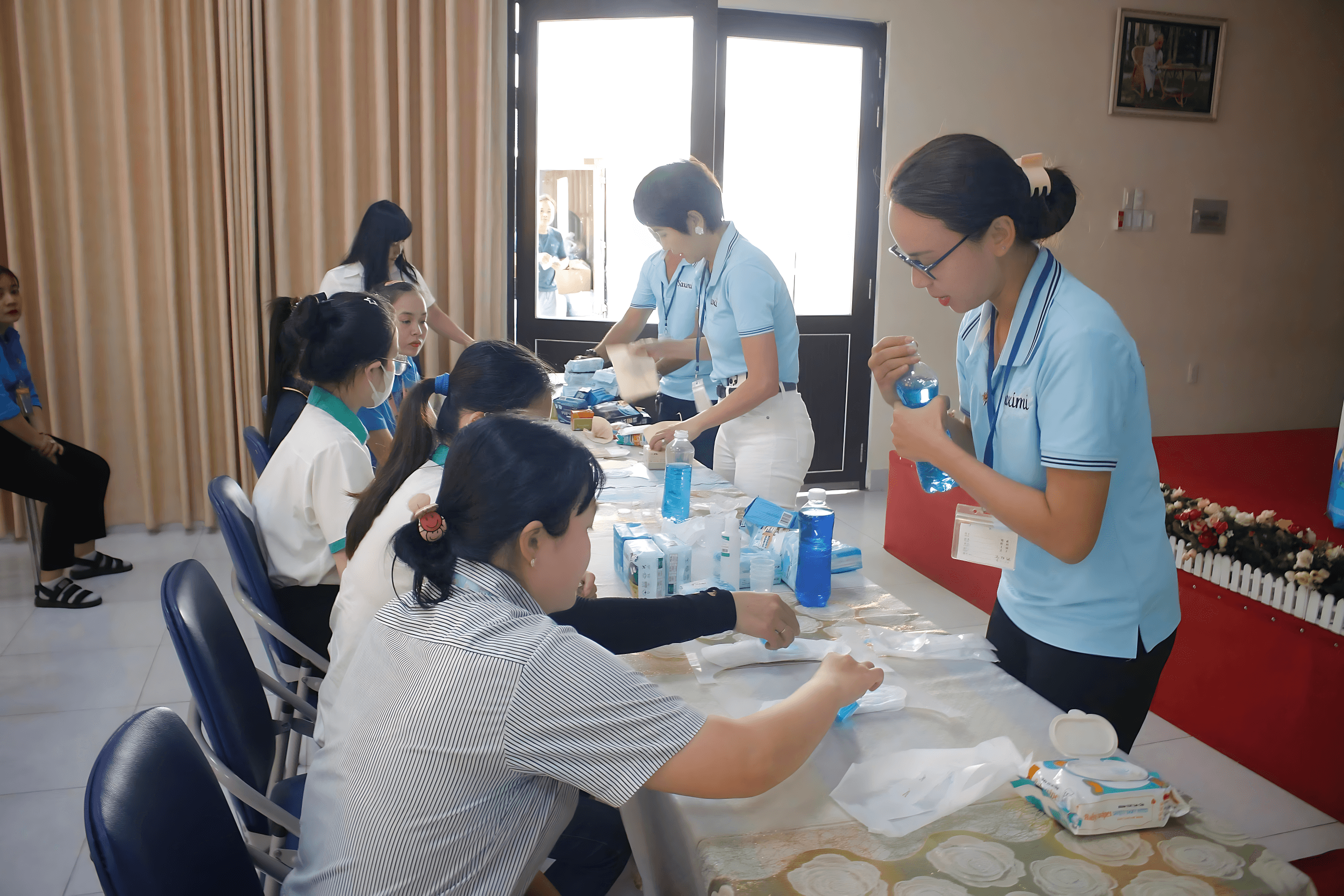 Saximi trực tiếp cho công nhân test sản phẩm