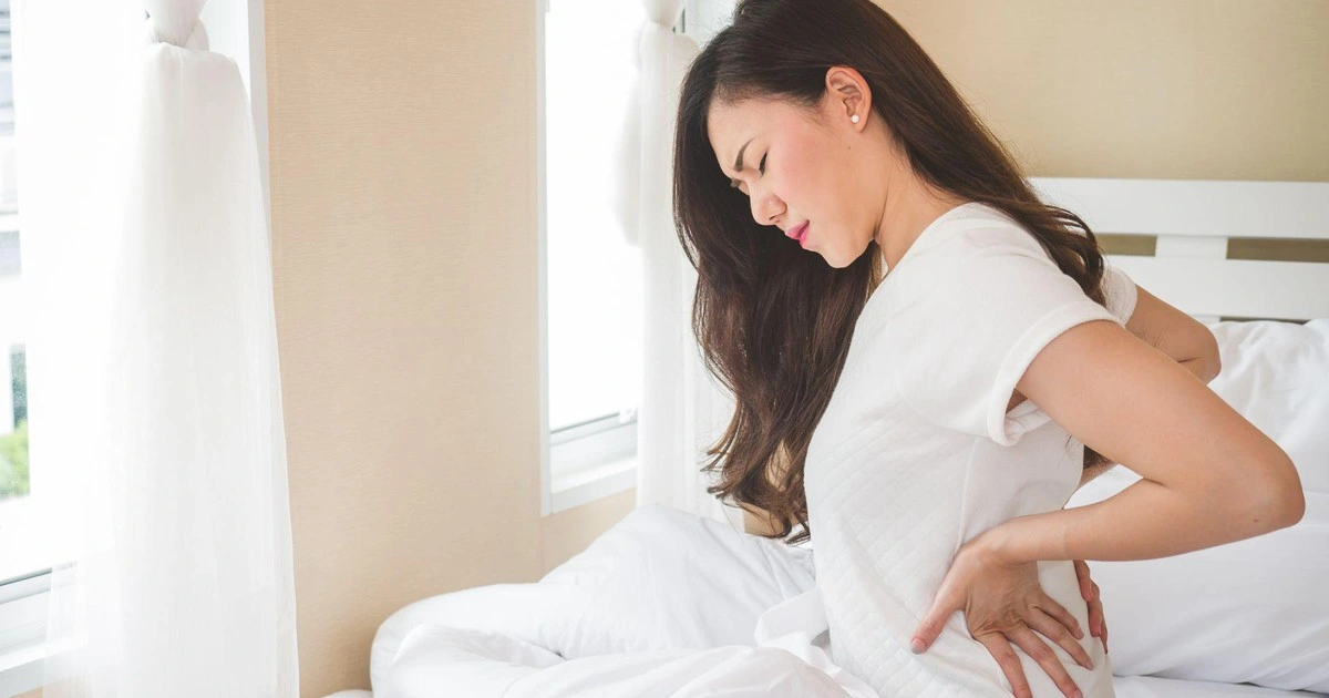 Thông thường, nhiều chị em sẽ có những dấu hiệu báo hiệu “ngày đèn đỏ” sắp đến như: Đau bụng dưới âm ỉ, hoặc dữ dội, Đau lưng, Ngực căng tứcDễ cáu gắt, mệt mỏi. Xuất hiện mụn trứng cá