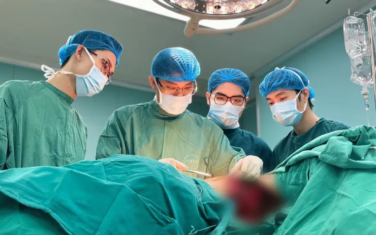 Điều trị ung thư: Hóa trị và xạ trị có thể ảnh hưởng trực tiếp đến buồng trứng, gây mãn kinh sớm.