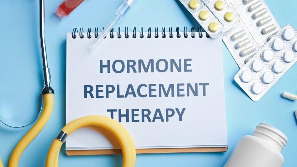 Liệu pháp hormone thay thế (HRT): Cung cấp estrogen và progesterone để giảm bốc hỏa, khô âm đạo.